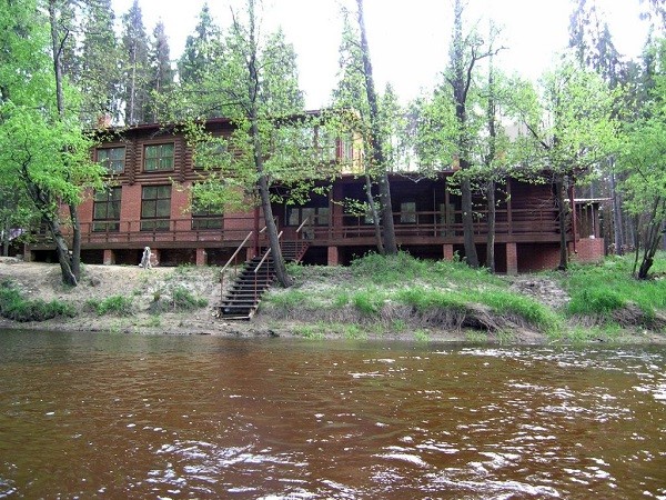 Нижегородцы продают усадьбу на берегу Линды за 15 млн рублей Нижегородцы продают усадьбу на берегу Линды за 15 млн рублей