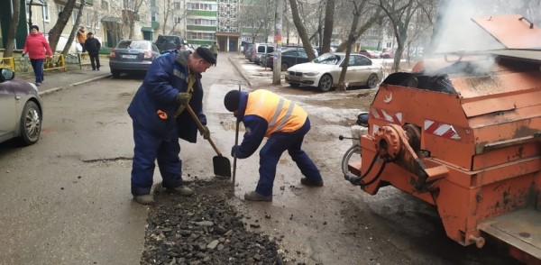 Ямочный ремонт дорог «по-зимнему» проводят в Сормове   