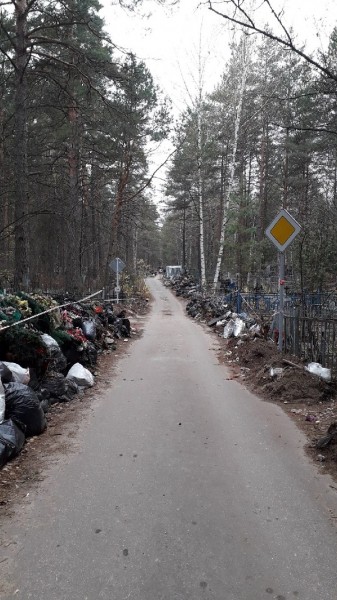 На кладбище в Дзержинске выбросили надгробия с фотографиями