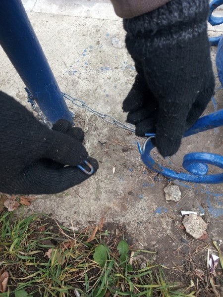 Коммунальщики Арзамаса посадили урны на цепь