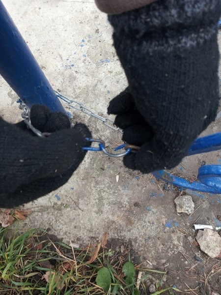 Коммунальщики Арзамаса посадили урны на цепь