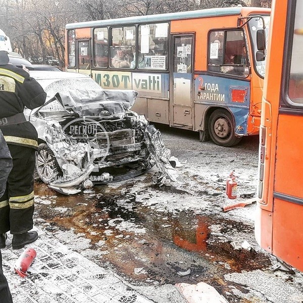 Иномарка и автобус загорелись после ДТП в Ленинском районе Иномарка и автобус загорелись после ДТП в Ленинском районе