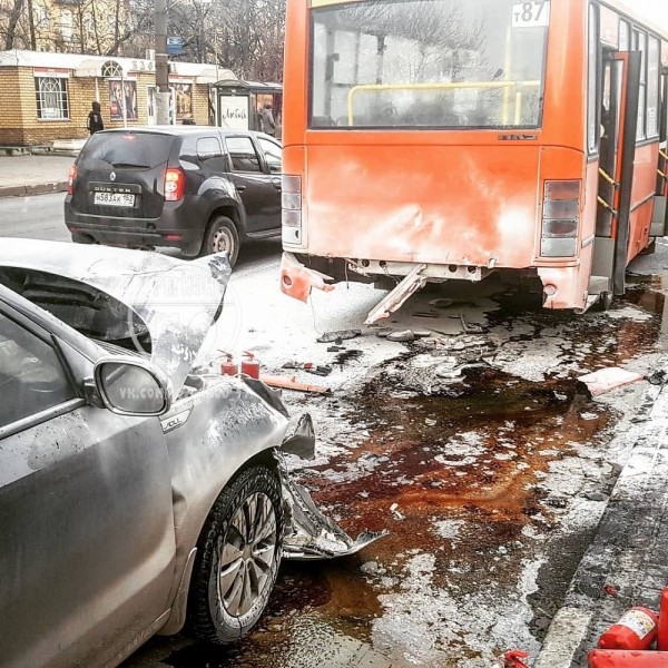 Иномарка и автобус загорелись после ДТП в Ленинском районе Иномарка и автобус загорелись после ДТП в Ленинском районе