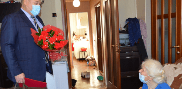 Владимир Кропотин поздравил с юбилеем ветерана труда Антонину Александровну Смирнову Владимир Кропотин поздравил с юбилеем ветерана труда Антонину Александровну Смирнову