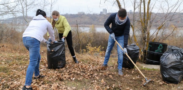 Юрий Шалабаев вместе с волонтёрами и жителями Канавинского района  принял участие в уборке на набережной Оки 