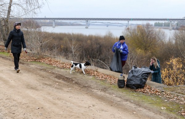 Юрий Шалабаев вместе с волонтёрами и жителями Канавинского района  принял участие в уборке на набережной Оки 