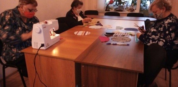 Активисты ТОС Высоково сшили многоразовые маски  для нуждающихся граждан