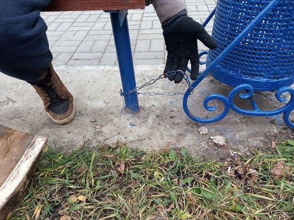 Коммунальщики Арзамаса посадили урны на цепь