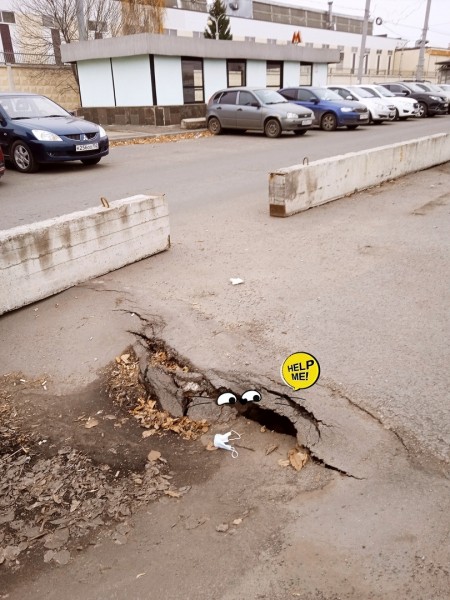 Многочисленные провалы появились у станции метро «Автозаводская» Многочисленные провалы появились у станции метро «Автозаводская»