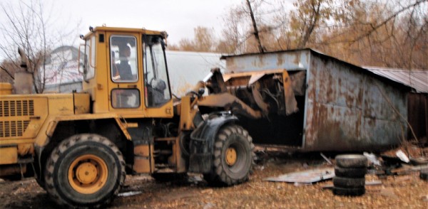 Ветхие сараи и незаконные гаражи демонтируют в Сормове 