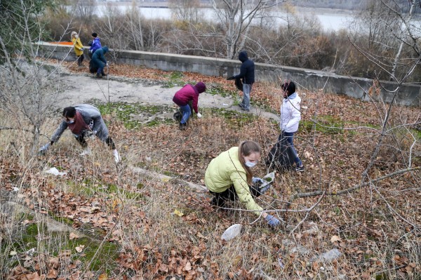 Юрий Шалабаев вместе с волонтёрами и жителями Канавинского района  принял участие в уборке на набережной Оки 