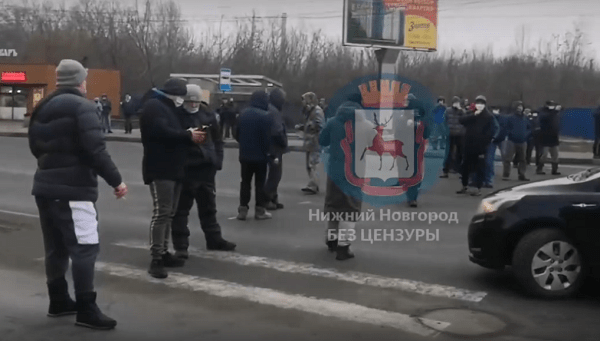 Арендаторы Карповского рынка перекрыли Мызинский мост