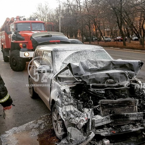 Иномарка и автобус загорелись после ДТП в Ленинском районе Иномарка и автобус загорелись после ДТП в Ленинском районе