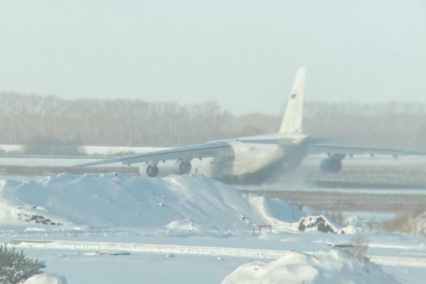 Сломаны шасси и крылья: Ан-124 аварийно сел в Новосибирске