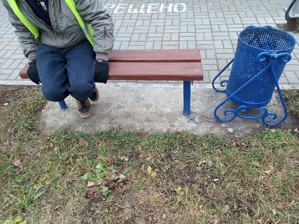 Коммунальщики Арзамаса посадили урны на цепь