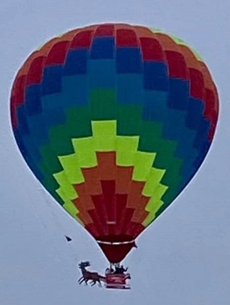 Сани Деда Мороза пролетели в небе над Семеновом Сани Деда Мороза пролетели в небе над Семеновом