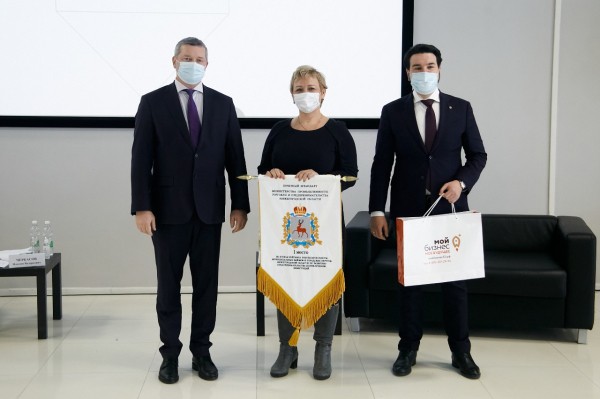 Почетные штандарты впервые вручены лидерам рейтинга по&nbsp;развитию предпринимательства Нижегородской области 