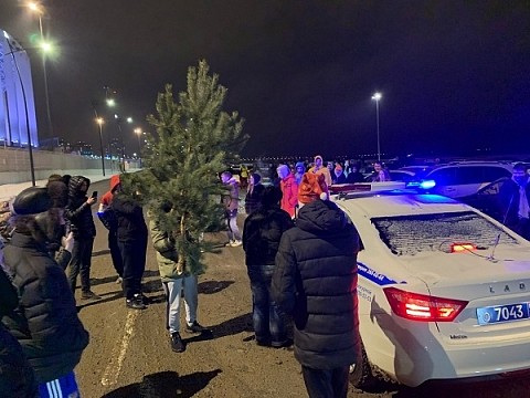 В Нижнем Новгороде новогодний хоровод окружил машину ГИБДД 