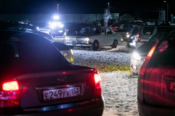 Нижегородцы выложили новогоднюю елку из собственных автомобилей Нижегородцы выложили новогоднюю елку из собственных автомобилей