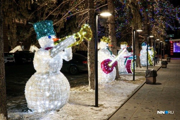Снеговики-музыканты и герои сказок Пушкина: заражаемся новогодним настроением нижегородских улиц Снеговики-музыканты и герои сказок Пушкина: заражаемся новогодним настроением нижегородских улиц