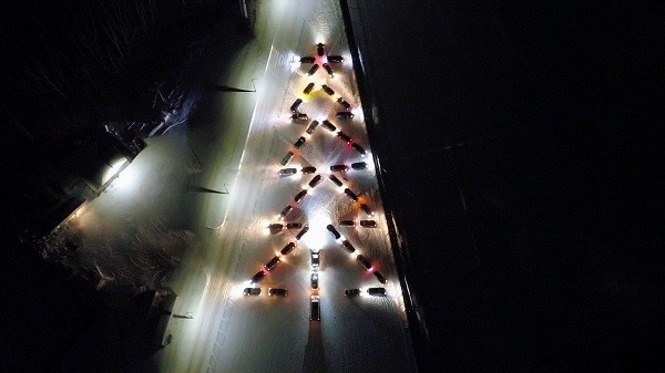 Нижегородцы выложили новогоднюю елку из собственных автомобилей Нижегородцы выложили новогоднюю елку из собственных автомобилей