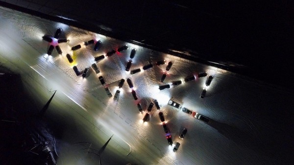 Нижегородцы выложили новогоднюю елку из собственных автомобилей Нижегородцы выложили новогоднюю елку из собственных автомобилей