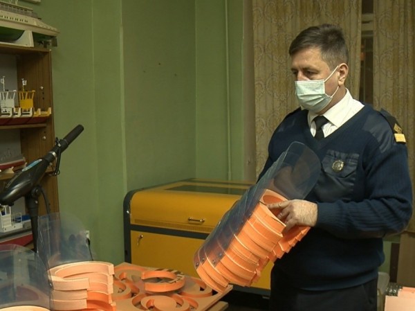 Защитные экраны для врачей передало Нижегородское детское речное пароходство