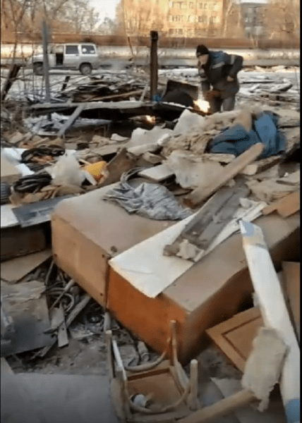 Жители Автозавода возмущены грудами мусора после сноса гаражей администрацией