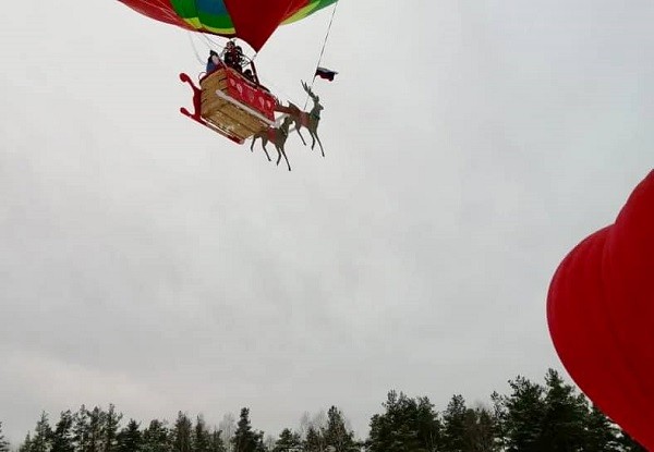 Сани Деда Мороза пролетели в небе над Семеновом Сани Деда Мороза пролетели в небе над Семеновом