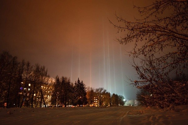 Световые столбы удивили жителей Дзержинска Световые столбы удивили жителей Дзержинска