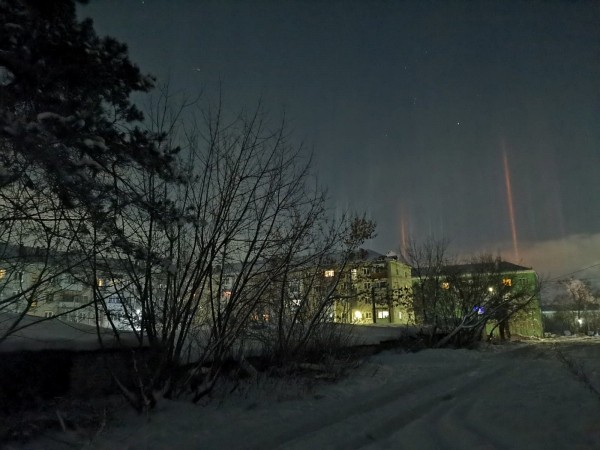 Световые столбы удивили жителей Дзержинска Световые столбы удивили жителей Дзержинска