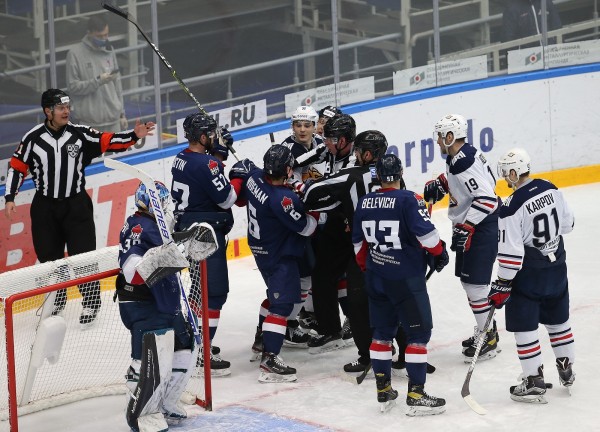 Рождественским вечером встречаемся на хоккее!