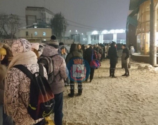 Огромная очередь выстроилась у катка в Нижнем Новгороде 10 января