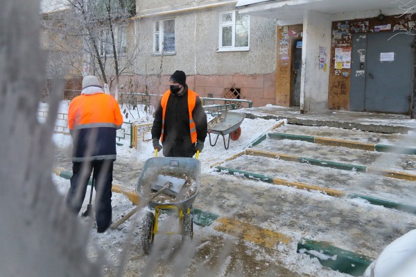 Юрий Шалабаев проверил качество уборки снега в Нижнем Новгороде по адресам, указанным жителями