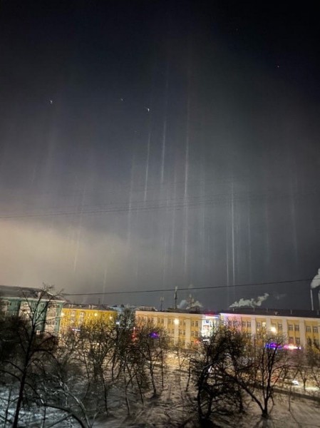 Световые столбы удивили жителей Дзержинска Световые столбы удивили жителей Дзержинска