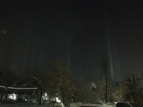 Световые столбы удивили жителей Дзержинска Световые столбы удивили жителей Дзержинска