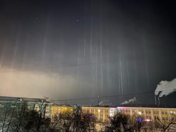 Световые столбы удивили жителей Дзержинска Световые столбы удивили жителей Дзержинска