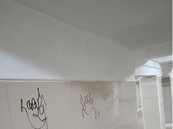 Вандалы испортили новый ремонт в пешеходном переходе на Лядова Вандалы испортили новый ремонт в пешеходном переходе на Лядова