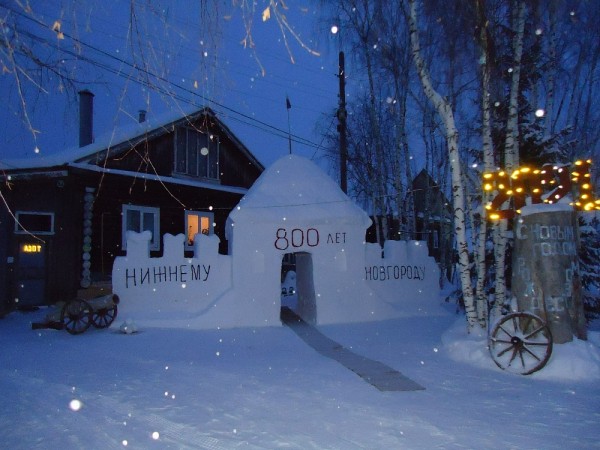 Кремлевскую стену из снега построил нижегородец у своего дома Кремлевскую стену из снега построил нижегородец у своего дома