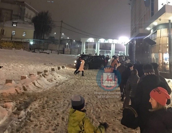Огромная очередь выстроилась у катка в Нижнем Новгороде 10 января