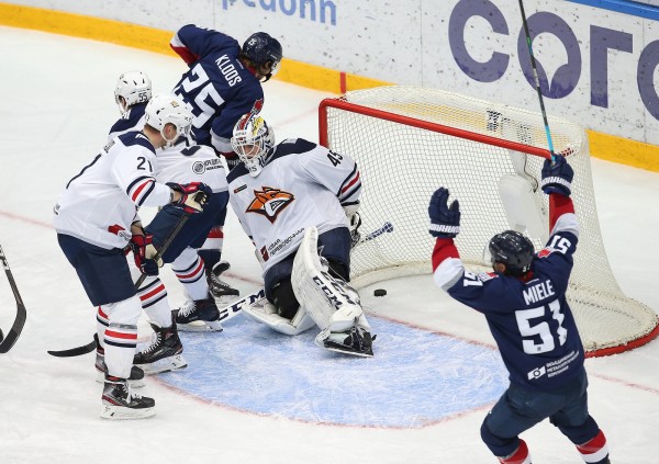 Рождественским вечером встречаемся на хоккее!