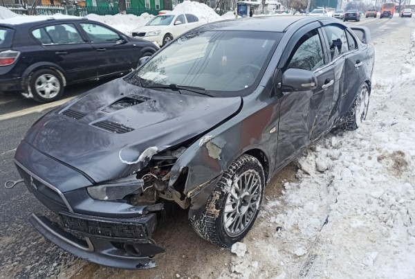 Остановочный павильон снес Mitsubishi Lancer в Нижнем Новгороде 