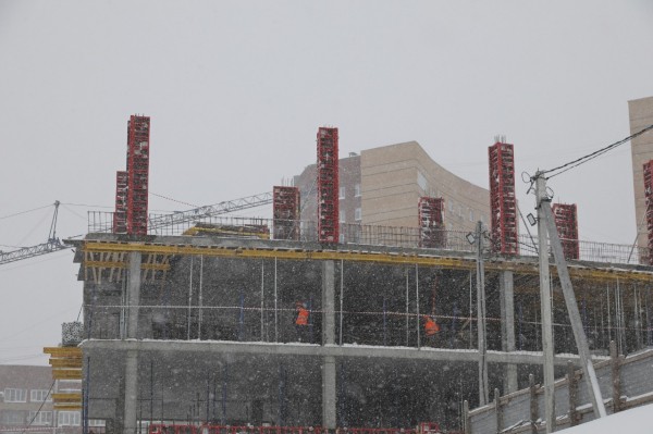 Более 800 рабочих занято на строительстве образовательного центра «Школа 800» 