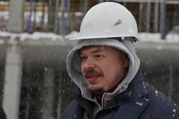 Более 800 рабочих занято на строительстве образовательного центра «Школа 800» 