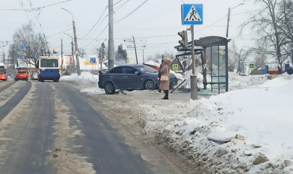 Остановочный павильон снес Mitsubishi Lancer в Нижнем Новгороде 