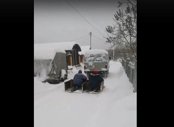 Балахнинцы показали необычную уборку снега