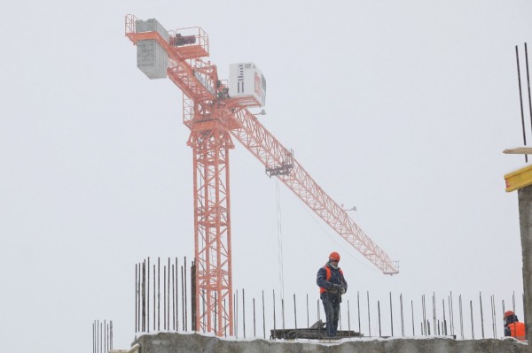 Более 800 рабочих занято на строительстве образовательного центра «Школа 800» 