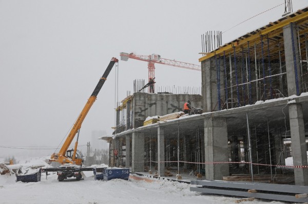 Более 800 рабочих занято на строительстве образовательного центра «Школа 800» 