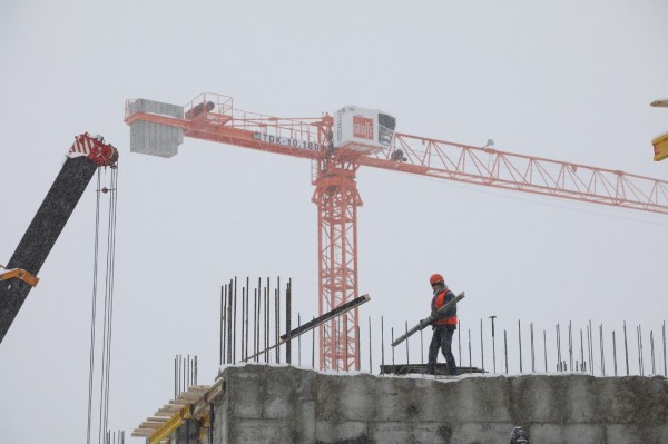 Более 800 рабочих занято на строительстве образовательного центра «Школа 800» 