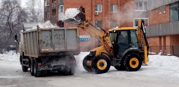 В Нижнем Новгороде продолжается уборка снега с основных магистралей и внутриквартальных проездов